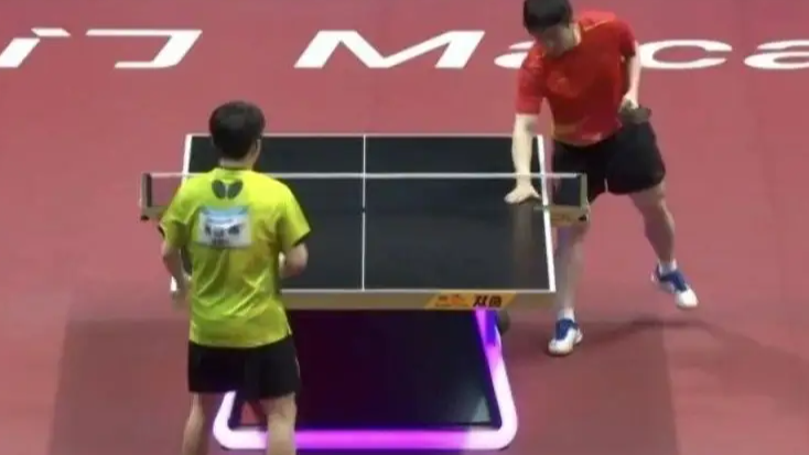 乒乓球比赛运动员为什么要摸球台