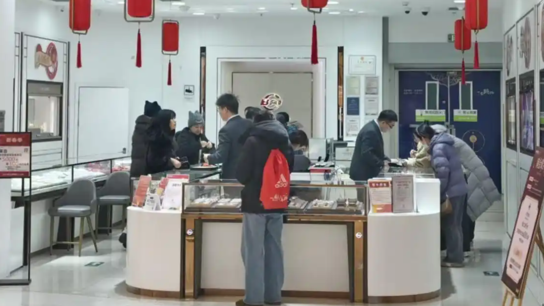 黄金暴跌后银行网点仍一金难求