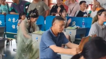 偷吃零食大赛上大爷独自怀念青春