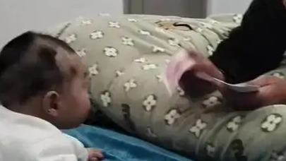  5个月宝宝抬头巧变磕头喜提红包