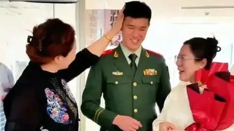 武警战士休假悄悄出现在妻子产检医院