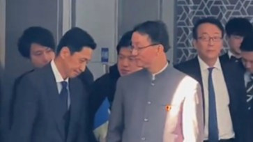 中方穿五四青年服见日本官员