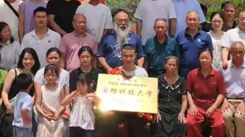 少年考上国防科大 高中校长送2万奖金