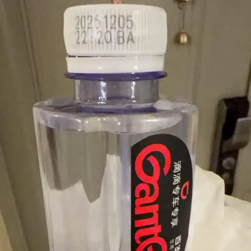 男子打滴滴专车喝到“消毒液”