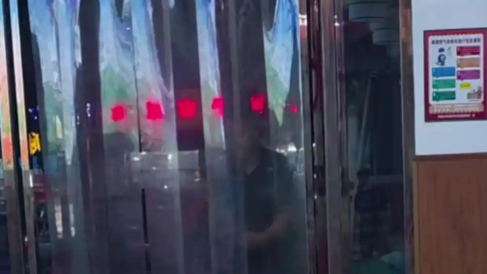 建议撞脸马斯克老板改名Space X烧烤