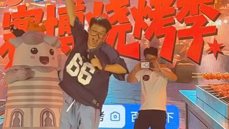 女子试穿4条裤子留下血渍赔50元