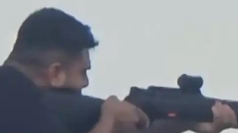 近距离看澳洲枪击案凶手开火画面