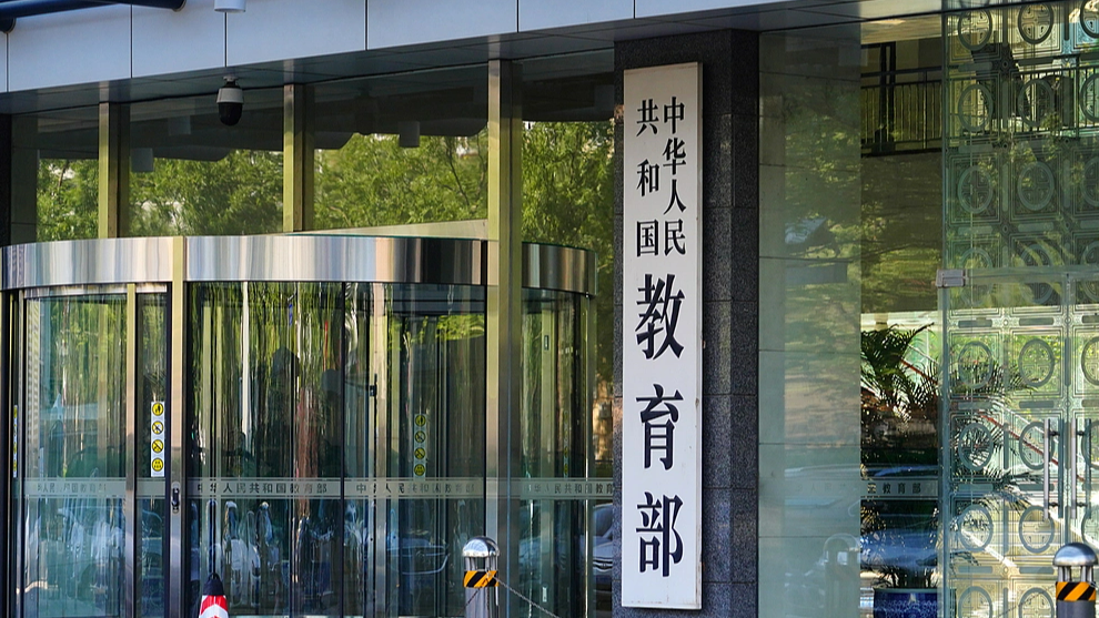教育部：坚决纠治高校奢华录取通知书