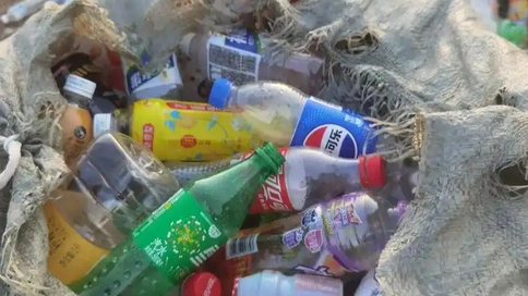 学生给妈妈挣医药费在黑板留言求瓶子