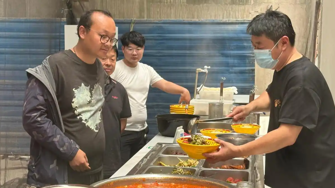  徐州一家面馆火了：3元管饱免费续面