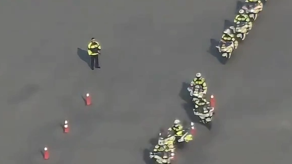 骑警训练惊现“贪吃蛇”神走位！这波反差萌让全网直呼：可爱又专业！