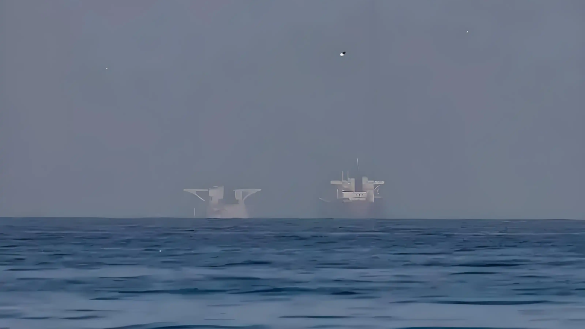 美伊停火后 首批船只通过霍尔木兹