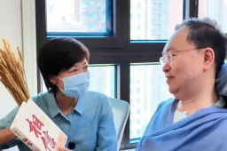 敬一丹生前最后露面：带小麦探望蔡磊