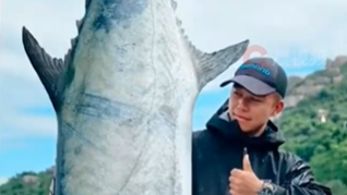 男子钓出227.2斤鱼王引围观