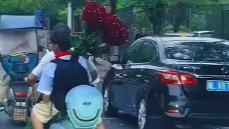 妈妈骑车送娃带巨型玫瑰致敬老师