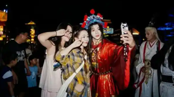 阎王爷成“解压神” 横店NPC们爆火