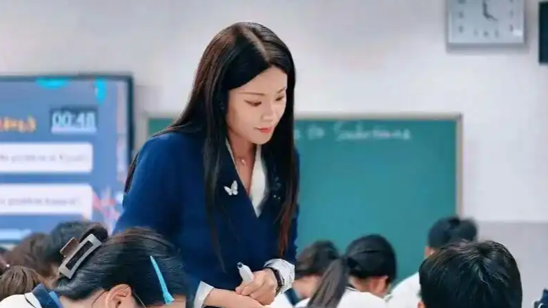 深圳一高中女老师上课讲话爆火