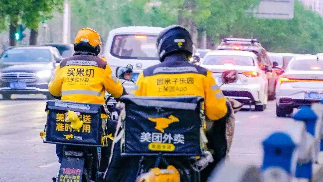  00后骑手笑着吃外卖走红：平时不舍得