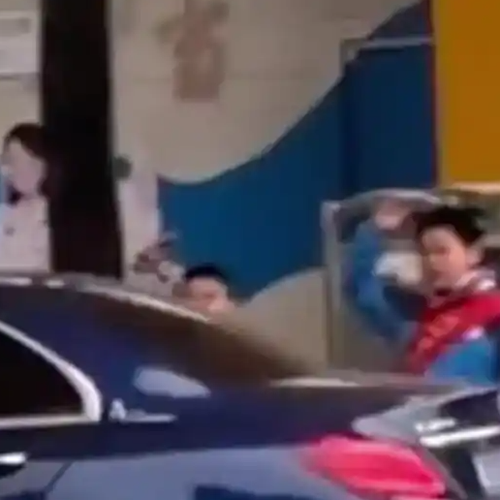 官方通报小学老师开车进校学生敬礼