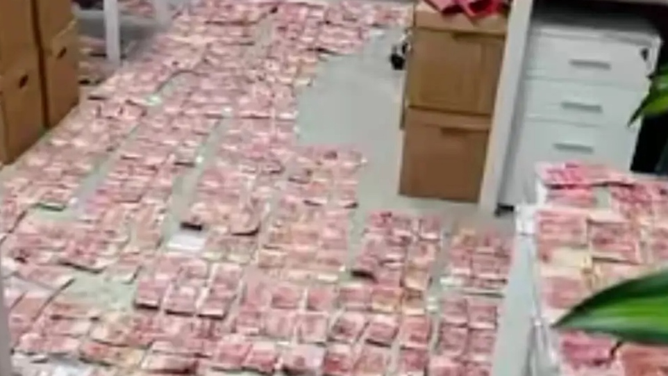 男子出差忘关窗 阳台10万元现金发霉