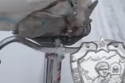   俄军边防骑自行车送补给 缩略图