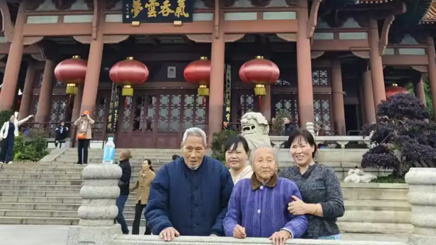  102岁老人拄拐杖登上黄鹤楼