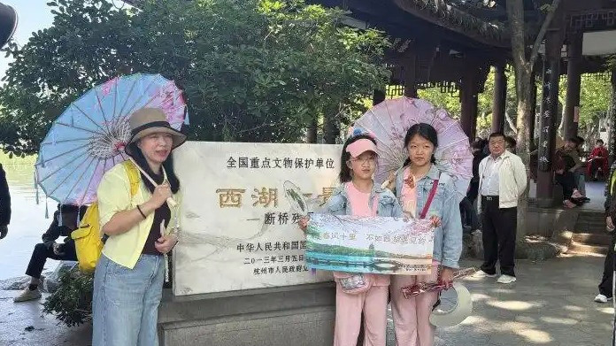  西湖“断桥残雪”碑成热门合影点