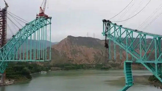 夫妻旅游回家发现客厅爬满蛇