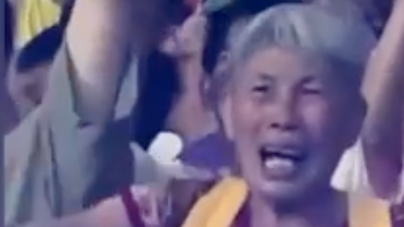 国足赢球后奶奶级球迷激动痛哭