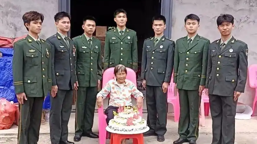7个孙子身披戎装为奶奶祝寿