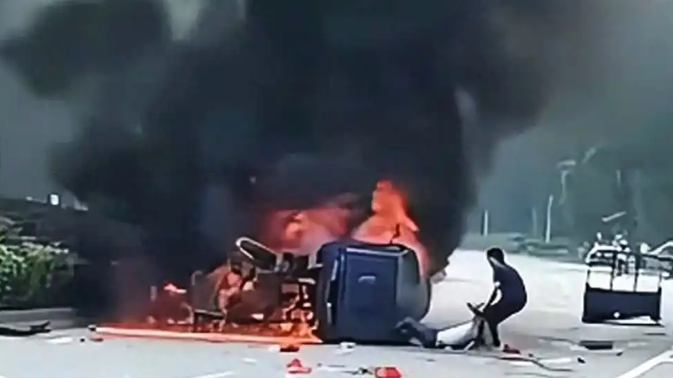 鎮(zhèn)干部回應火海中徒手掰車門救人