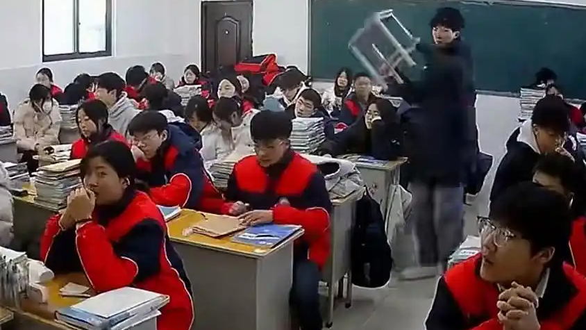 拿板凳打人学生已被劝退