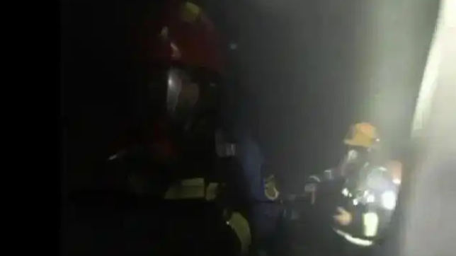 火灾母女坠落时撞到挑檐未被接住
