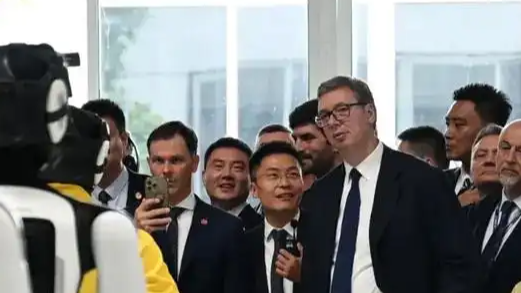 武契奇到访浙江嘉兴 参观人形机器人