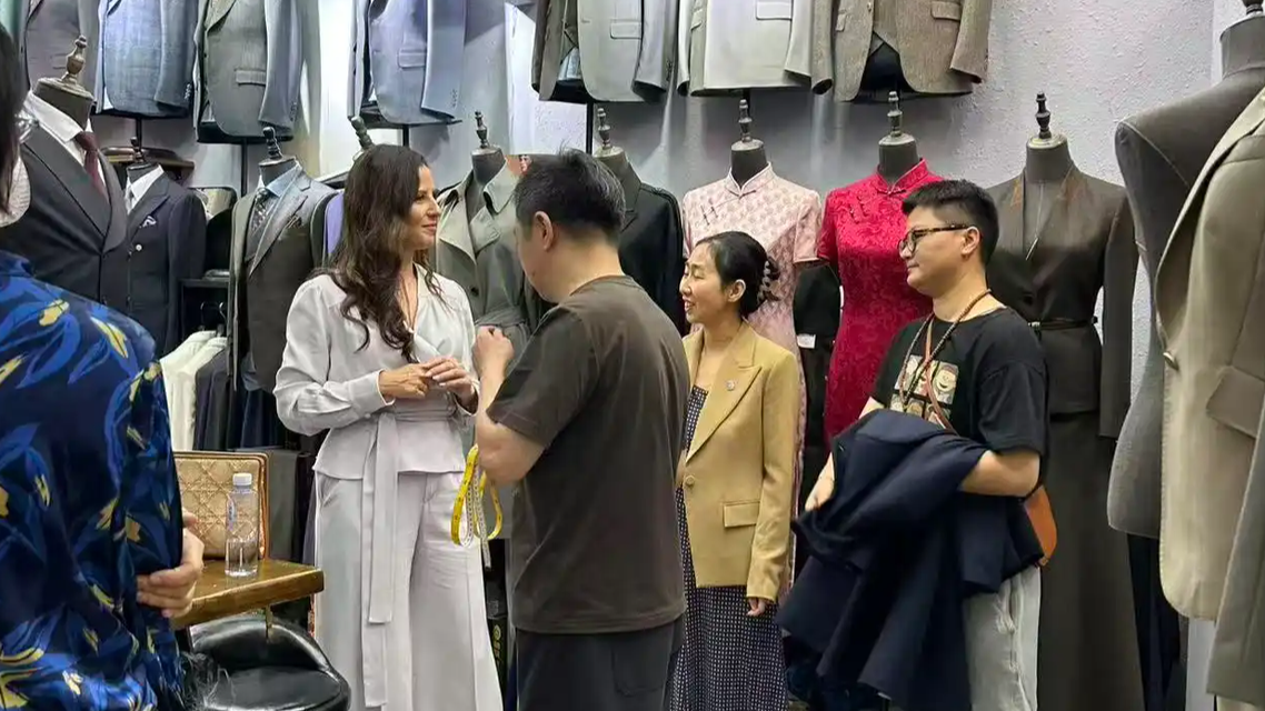  武契奇夫人做西服 点名用中国产羊毛