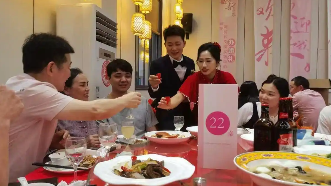  年轻人为何选择简办婚礼