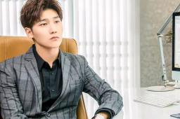   男星机场被挤摔倒 大喊3次让我上车 缩略图