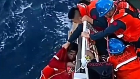 获救老外不停竖大拇指：中国海警No.1