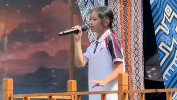 小学生合唱《左手指月》 开口惊艳全场