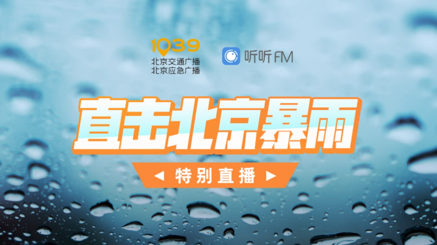 女生在公司内用微波炉加热速冻饺子