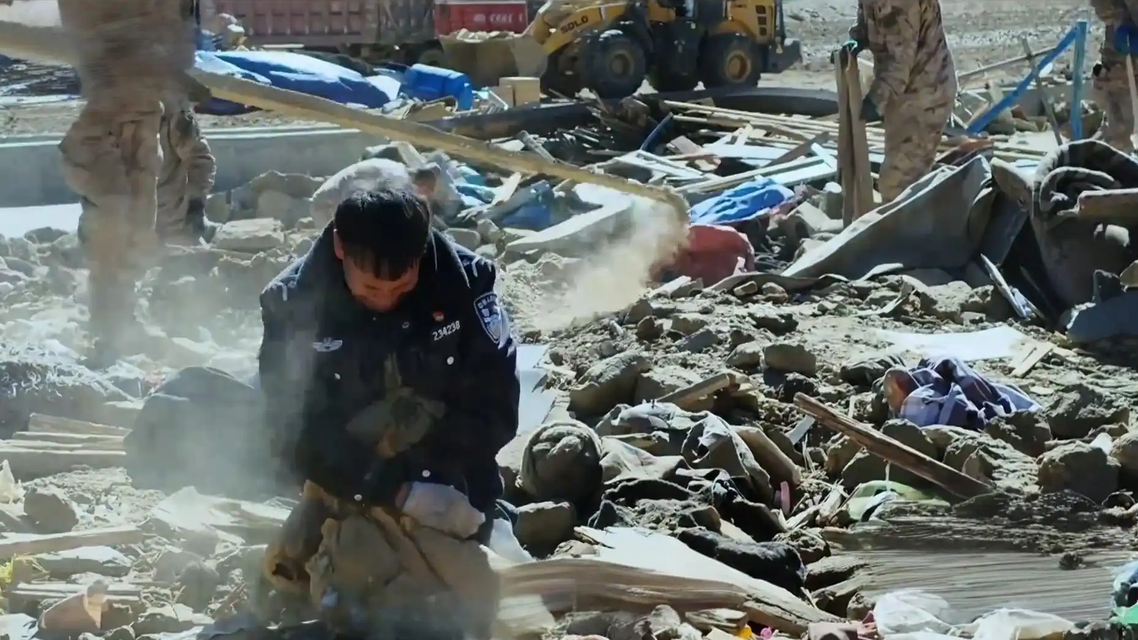 地震痛失儿女的辅警又有了宝宝
