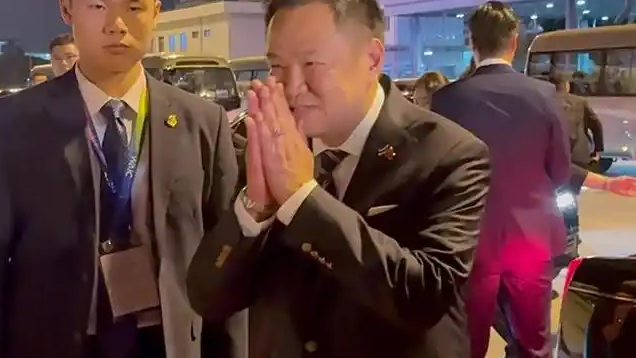  泰总理抵上海 胸前别中泰国旗说中文