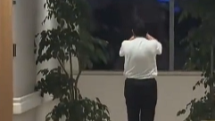 凌晨三点男子跪在医院走廊祈祷