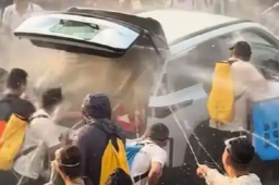   人车狗都不放过 泼水节变“围攻节” 缩略图