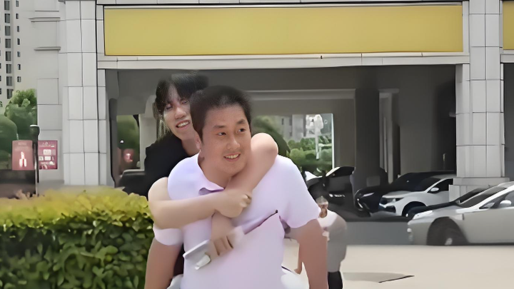  53岁老师背起一米八受伤学生赴考