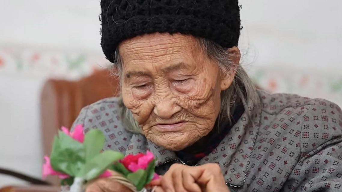  89岁卖花环老人生活孤苦系谣言