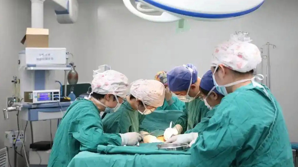  女子走失25年腹中竟藏90斤巨瘤