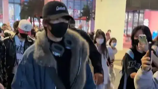  大批粉丝机场狂奔追星 有人摔倒