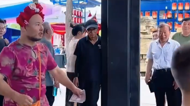 景区NPC和游客猜拳全程无人赢走银票