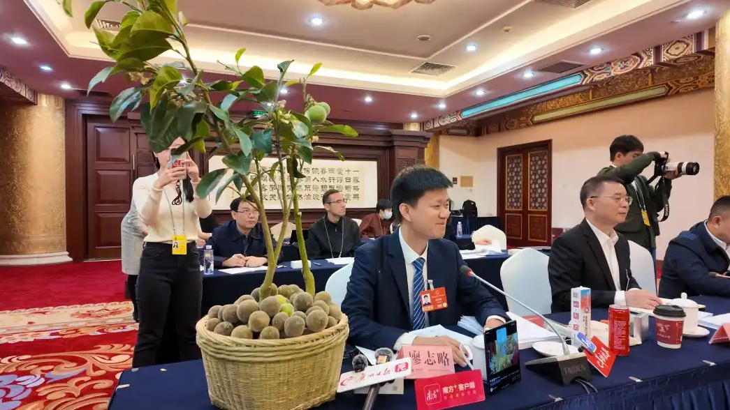 广东代表从包里掏出个“百亿产业”